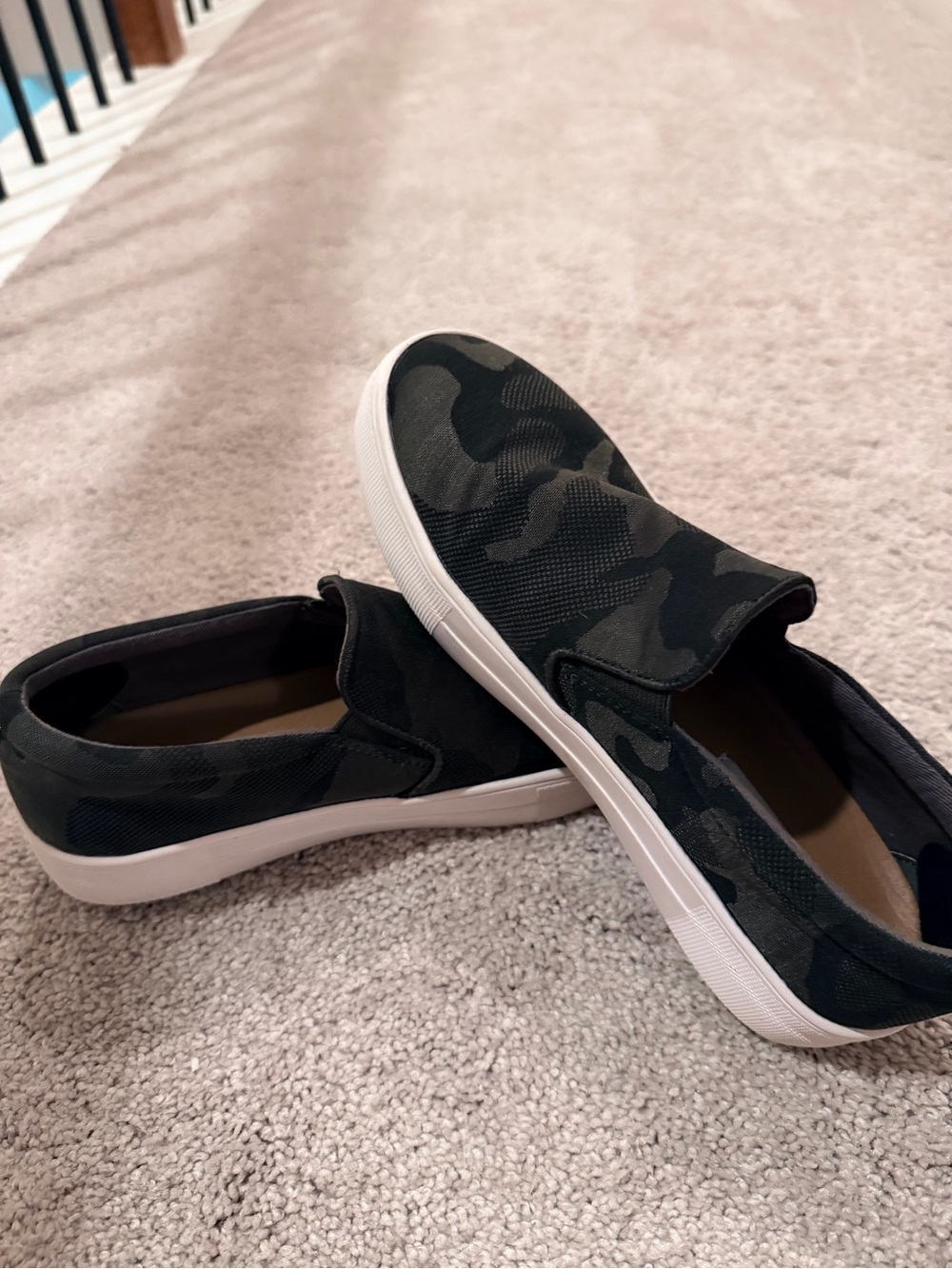 Women’s Steve Madden Slip-On Sneakers in Black Camo. Size 7 1/2